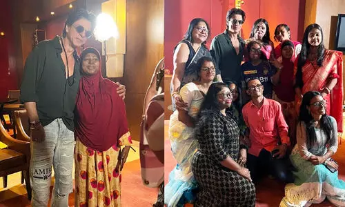 Shah Rukh Khan Meets Acid Attack Survivors