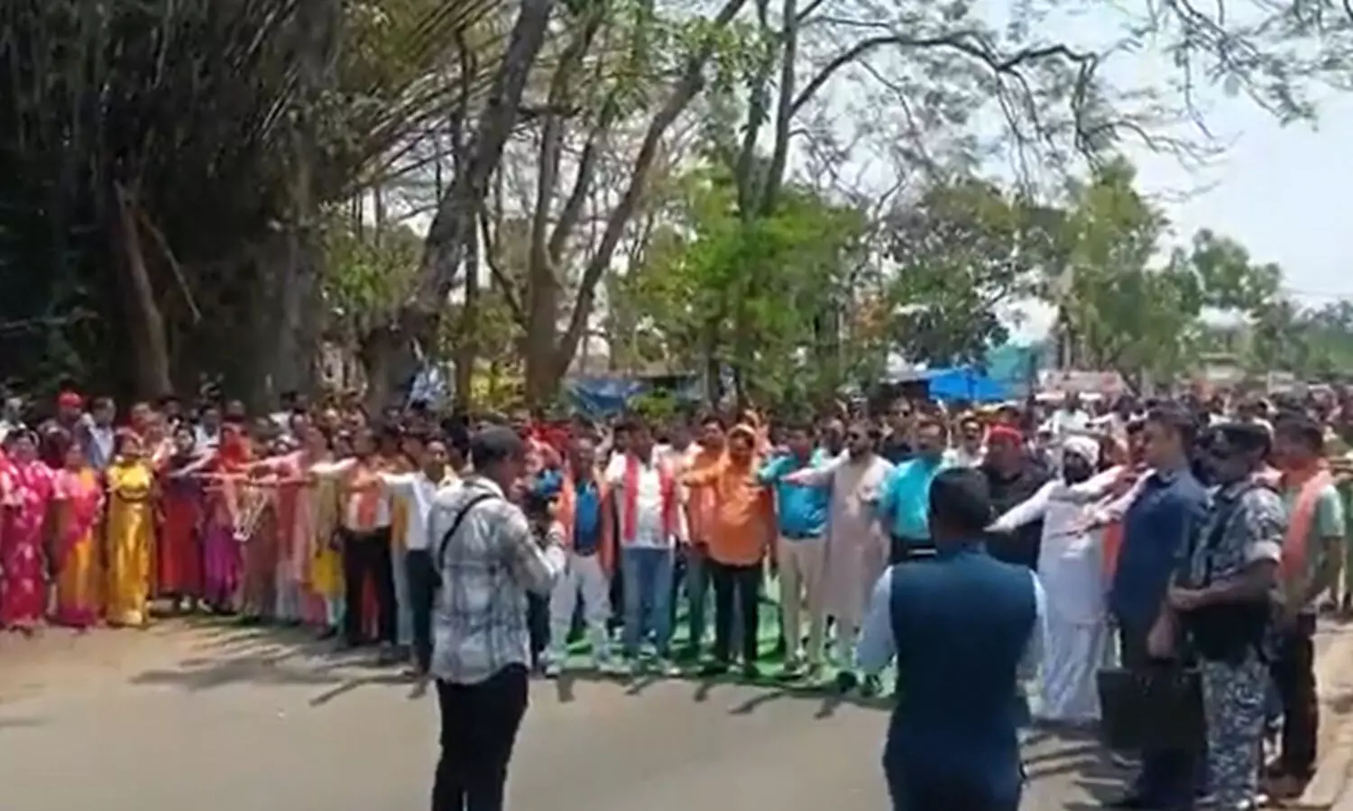 ക്രിസ്ത്യാനികളെയും മുസ്‍ലിംകളെയും ബഹിഷ്‍കരിക്കാൻ ബി.ജെ.പി, വി.എച്ച്.പി നേതൃത്വത്തിൽ നടുറോഡിൽ പ്രതിജ്ഞ