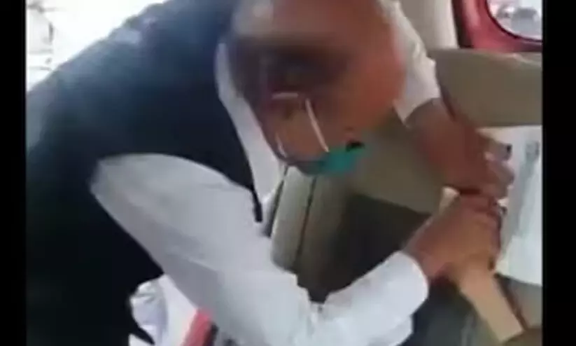 മൃതദേഹത്തിൽ നിന്നും മുദ്ര പേപ്പറിലേക്ക് വിരലടയാളം ശേഖരിച്ച് ബന്ധുക്കള്; വിഡിയോ വൈറൽ മൃതദേഹത്തിൽ നിന്നും മുദ്ര പേപ്പറിലേക്ക് വിരലടയാളം ശേഖരിച്ച് ബന്ധുക്കള്; വിഡിയോ വൈറൽ