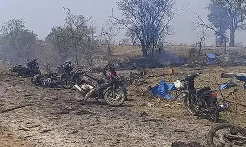 മ്യാൻമറിൽ ജനക്കൂട്ടത്തിലേക്ക് ബോംബിട്ട് പട്ടാള ഭരണകൂടം; 100ലേറെ പേർ കൊല്ലപ്പെട്ടു