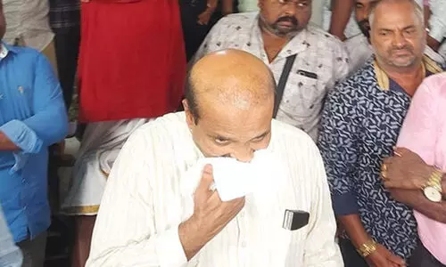 ഹിജാബ് നിരോധിക്കാൻ തുടക്കമിട്ട ബി.ജെ.പി എം.എൽ.എക്ക് ടിക്കറ്റ് നിഷേധിച്ചു; മാധ്യമങ്ങൾക്ക് മുന്നിൽ വിതുമ്പിക്കരഞ്ഞു