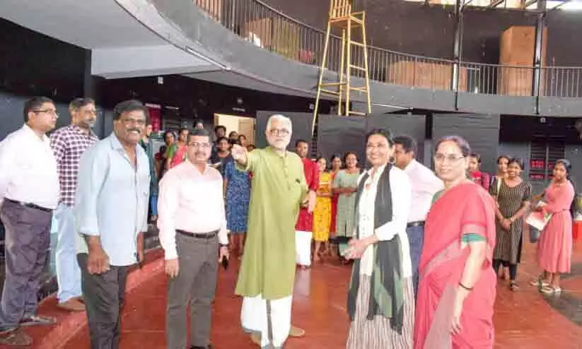Mallika Sarabhai visited Sanskrit University