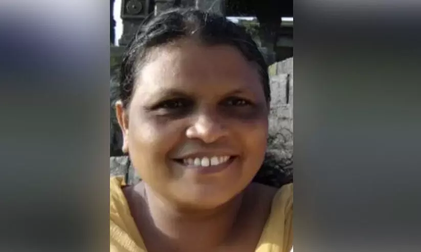 ജോലി കഴിഞ്ഞ് ഭർത്താവിന്റെ സ്കൂട്ടറിൽ കയറുന്നതിനിടെ കാറിടിച്ച് മെഡിക്കൽ കോളജ് ജീവനക്കാരി മരിച്ചു