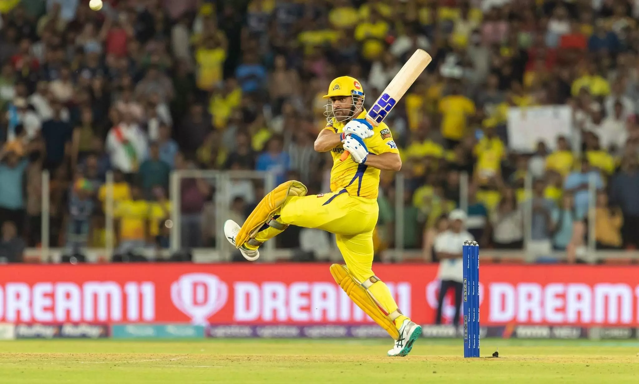 അഞ്ചു പന്തിൽ വേണ്ടത് 19 റൺസ്; രണ്ടു സിക്സടിച്ച് ധോണി- പിന്നെ സംഭവിച്ചത്...