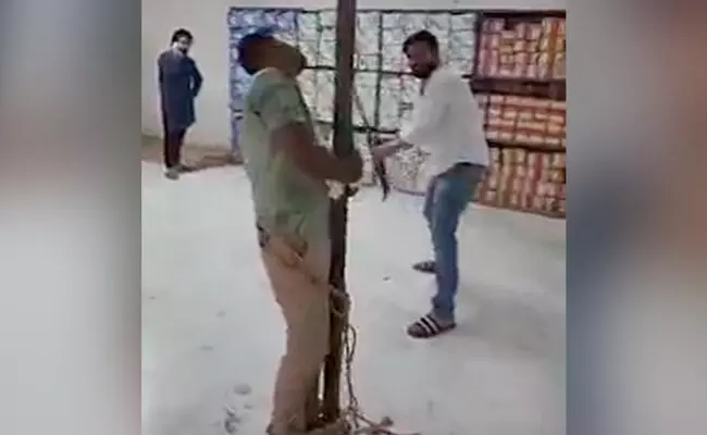 യു.പിയിൽ മോഷണക്കുറ്റം ആരോപിച്ച് ട്രാൻസ്പോർട്ട് കമ്പനി മാനേജരെ തല്ലിക്കൊന്നു യു.പിയിൽ മോഷണക്കുറ്റം ആരോപിച്ച് ട്രാൻസ്പോർട്ട് കമ്പനി മാനേജരെ തല്ലിക്കൊന്നു