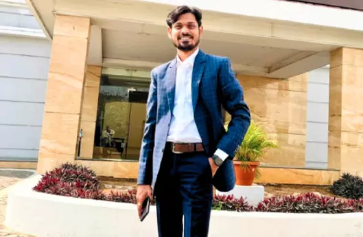 റിക്ഷാവാലയിൽ നിന്നും കോടികൾ മൂല്യമുള്ള ടാക്സി സർവീസ് കമ്പനി ഉടമയിലേക്ക്; ഇത് ദിൽകുഷിന്റെ ജീവിതകഥ റിക്ഷാവാലയിൽ നിന്നും കോടികൾ മൂല്യമുള്ള ടാക്സി സർവീസ് കമ്പനി ഉടമയിലേക്ക്; ഇത് ദിൽകുഷിന്റെ ജീവിതകഥ