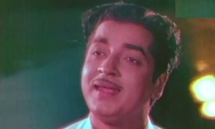 ആയിരം പാദസരങ്ങൾ കിലുങ്ങി ആലുവാപ്പുഴ പിന്നെയുമൊഴുകി ആയിരം പാദസരങ്ങൾ കിലുങ്ങി ആലുവാപ്പുഴ പിന്നെയുമൊഴുകി