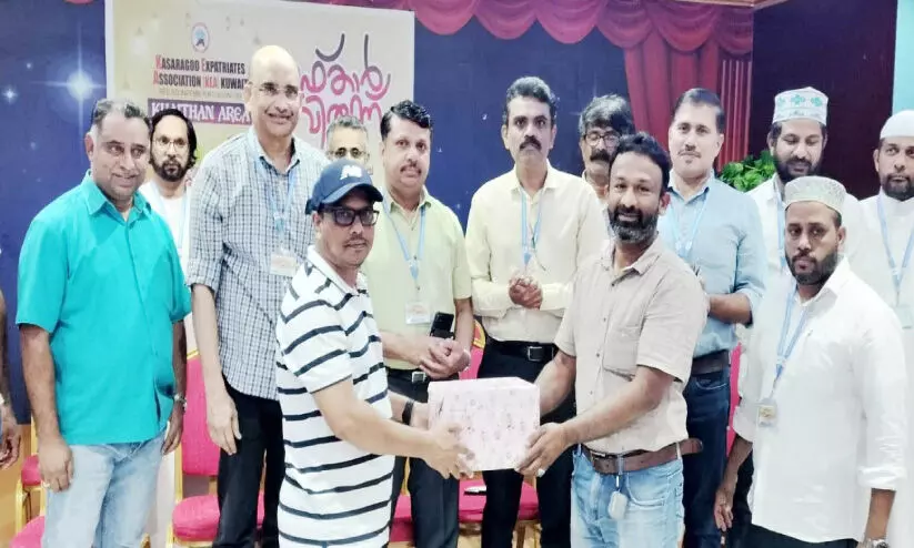 കെ.​ഇ.​എ ഖൈ​ത്താ​ൻ സ​മ്മാ​നം കൈ​മാ​റി