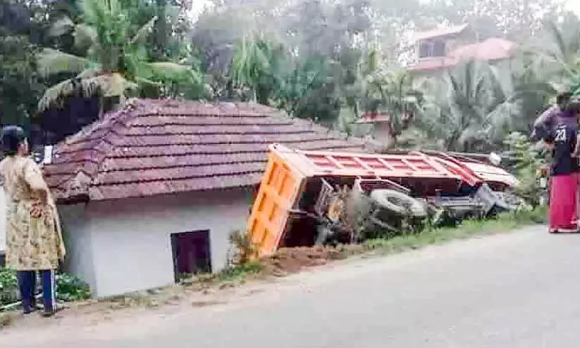 ടിപ്പർ വീട്ടുമുറ്റത്തേക്ക് മറിഞ്ഞു