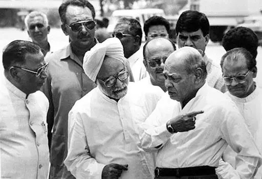 പി.വി. നരസിംഹ റാവു, മൻമോഹൻ സിങ് തുടങ്ങിയവർ 1991ലെ സാമ്പത്തിക പരിഷ്കണ കാലത്ത് പി.വി. നരസിംഹ റാവു, മൻമോഹൻ സിങ് തുടങ്ങിയവർ 1991ലെ സാമ്പത്തിക പരിഷ്കണ കാലത്ത്