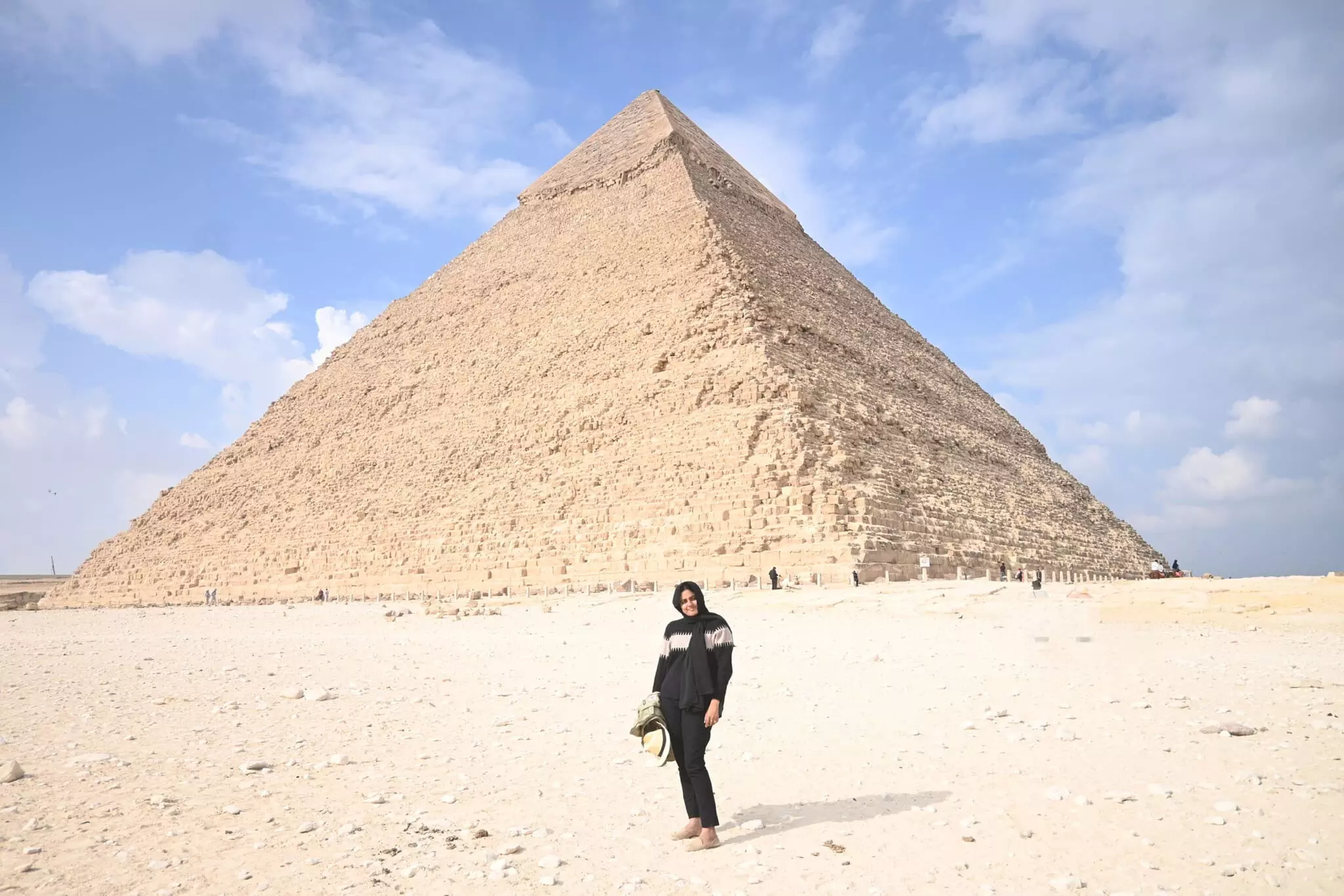 ലേഖിക ഈജിപ്തിലെ പിരമിഡിനു മുന്നിൽ