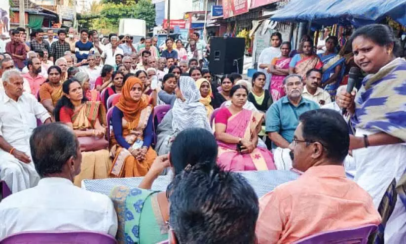 അരിക്കൊമ്പൻ: അടങ്ങാതെ പ്രതിഷേധം അരിക്കൊമ്പൻ: അടങ്ങാതെ പ്രതിഷേധം