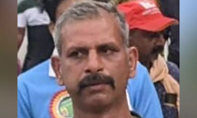 കണിക്കൊന്ന പറിക്കുന്നതിനിടെ ഗൃഹനാഥൻ മരത്തിൽനിന്ന് വീണ് മരിച്ചു കണിക്കൊന്ന പറിക്കുന്നതിനിടെ ഗൃഹനാഥൻ മരത്തിൽനിന്ന് വീണ് മരിച്ചു