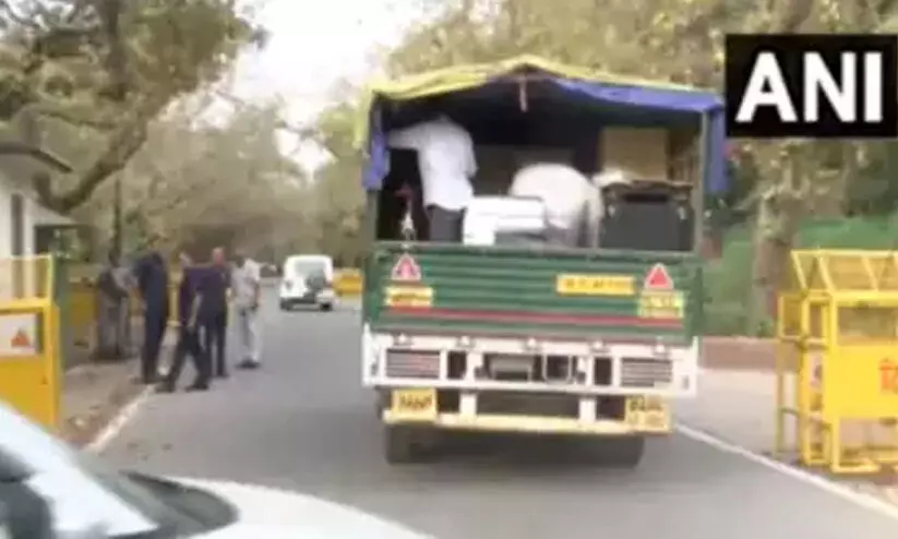 രാഹുൽ ഗാന്ധി തുഗ്ലക് ലൈനിലെ വീടൊഴിയുന്നു; സാധനങ്ങൾ മാറ്റി തുടങ്ങി രാഹുൽ ഗാന്ധി തുഗ്ലക് ലൈനിലെ വീടൊഴിയുന്നു; സാധനങ്ങൾ മാറ്റി തുടങ്ങി