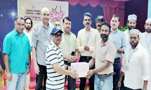 കെ.​ഇ.​എ ഖൈ​ത്താ​ൻ സ​മ്മാ​നം കൈ​മാ​റി