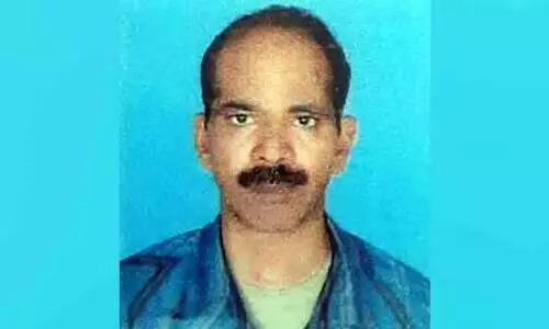 നാട്ടിൽ​ പോകാൻ വിമാനത്തിലിരിക്കെ ഹൃദയാഘാതം; മലയാളി മരിച്ചു