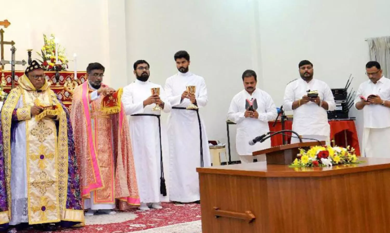 ഉ​യി​ർ​പ്പു ശു​ശ്രൂ​ഷ​ക​ൾ​ക്ക് മാ​ർ​ത്തോ​മ മെ​ത്രാ​പ്പോ​ലീ​ത്ത നേ​തൃ​ത്വം ന​ൽ​കി