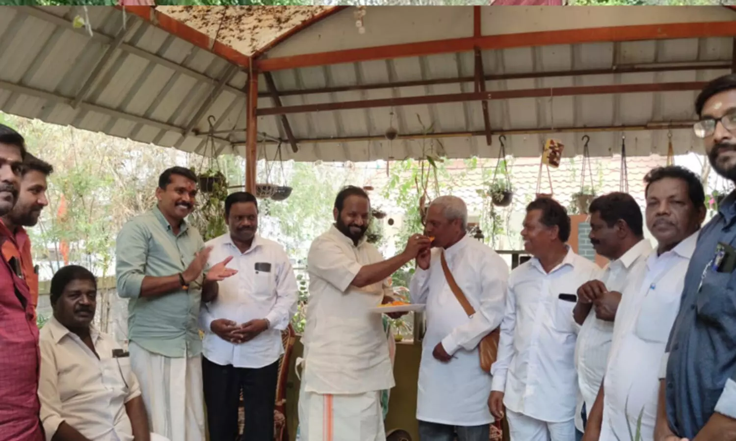 വിഷുവിന് ബി.ജെ.പി നേതാക്കളുടെ വീട്ടിൽ ക്രൈസ്തവർക്ക് ക്ഷണം; വിഷുക്കൈനീട്ടം നൽകി യാത്രയാക്കി