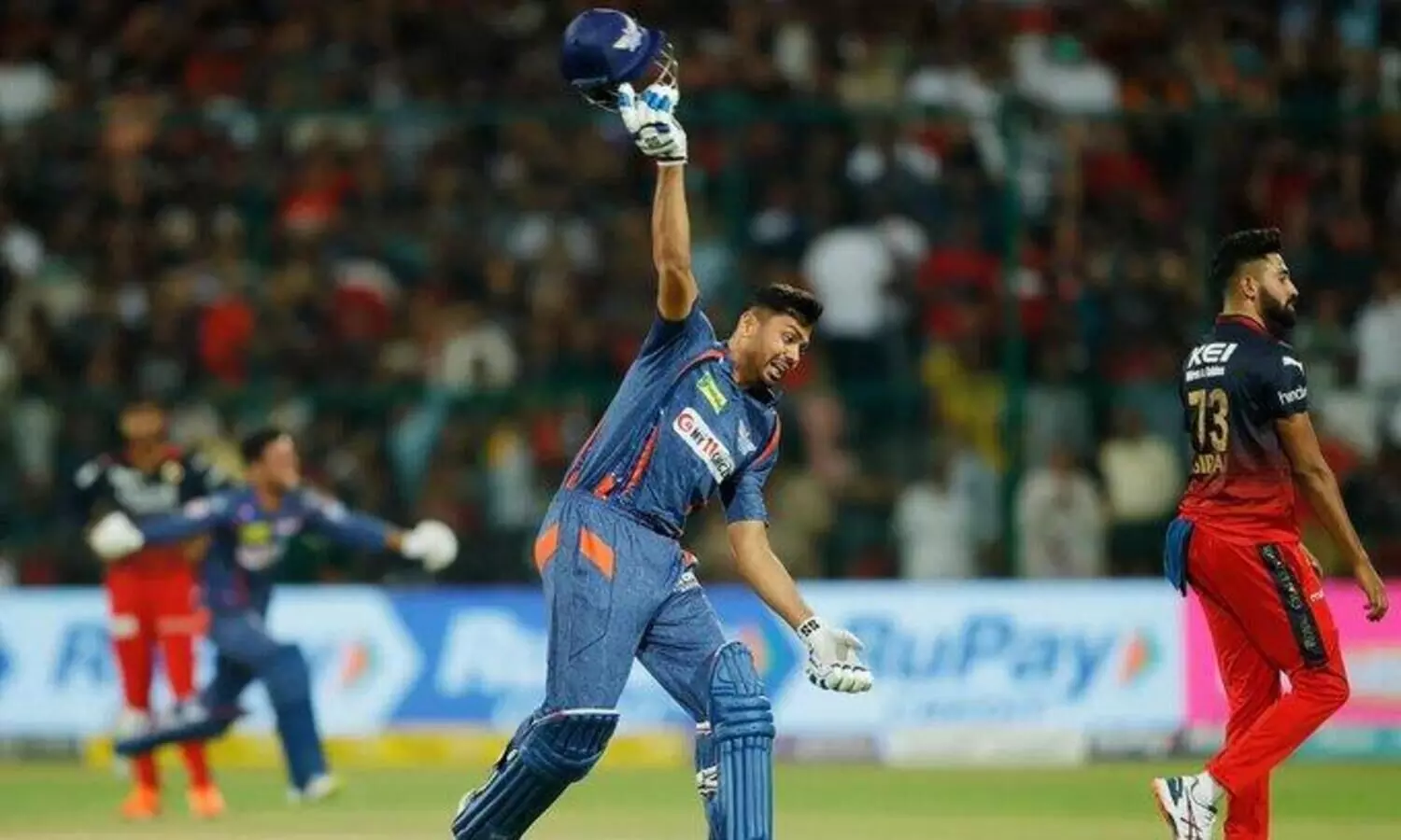 ഹെൽമറ്റ് ഊരിയെറിഞ്ഞ് ആവേശ് ഖാന്റെ ആവേശപ്രകടനം: റോഡിലും പണികിട്ടുമെന്ന വിഡിയോയിലാക്കി ഗതാഗത വകുപ്പ്