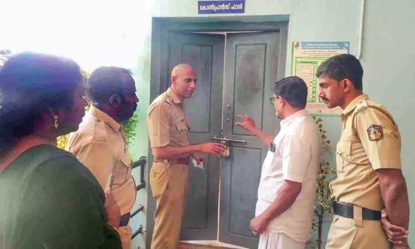 അമരമ്പലം പഞ്ചായത്ത് ഓഫിസ്; കോൺഫറൻസ് ഹാളിന്റെ പൂട്ട് കുത്തിത്തുറന്ന നിലയിൽ അമരമ്പലം പഞ്ചായത്ത് ഓഫിസ്; കോൺഫറൻസ് ഹാളിന്റെ പൂട്ട് കുത്തിത്തുറന്ന നിലയിൽ
