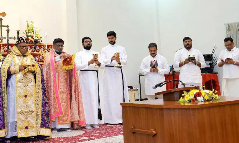 ഉ​യി​ർ​പ്പു ശു​ശ്രൂ​ഷ​ക​ൾ​ക്ക് മാ​ർ​ത്തോ​മ മെ​ത്രാ​പ്പോ​ലീ​ത്ത നേ​തൃ​ത്വം ന​ൽ​കി