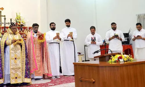 ഉ​യി​ർ​പ്പു ശു​ശ്രൂ​ഷ​ക​ൾ​ക്ക് മാ​ർ​ത്തോ​മ മെ​ത്രാ​പ്പോ​ലീ​ത്ത നേ​തൃ​ത്വം ന​ൽ​കി