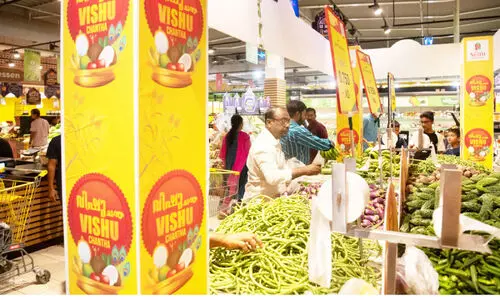 വിഷുപ്പുലരിയിൽ സദ്യവിഭവങ്ങൾ ഒരുക്കുന്നതിന്‍റെ തിരക്കിലാണ് കുടുംബങ്ങൾ...