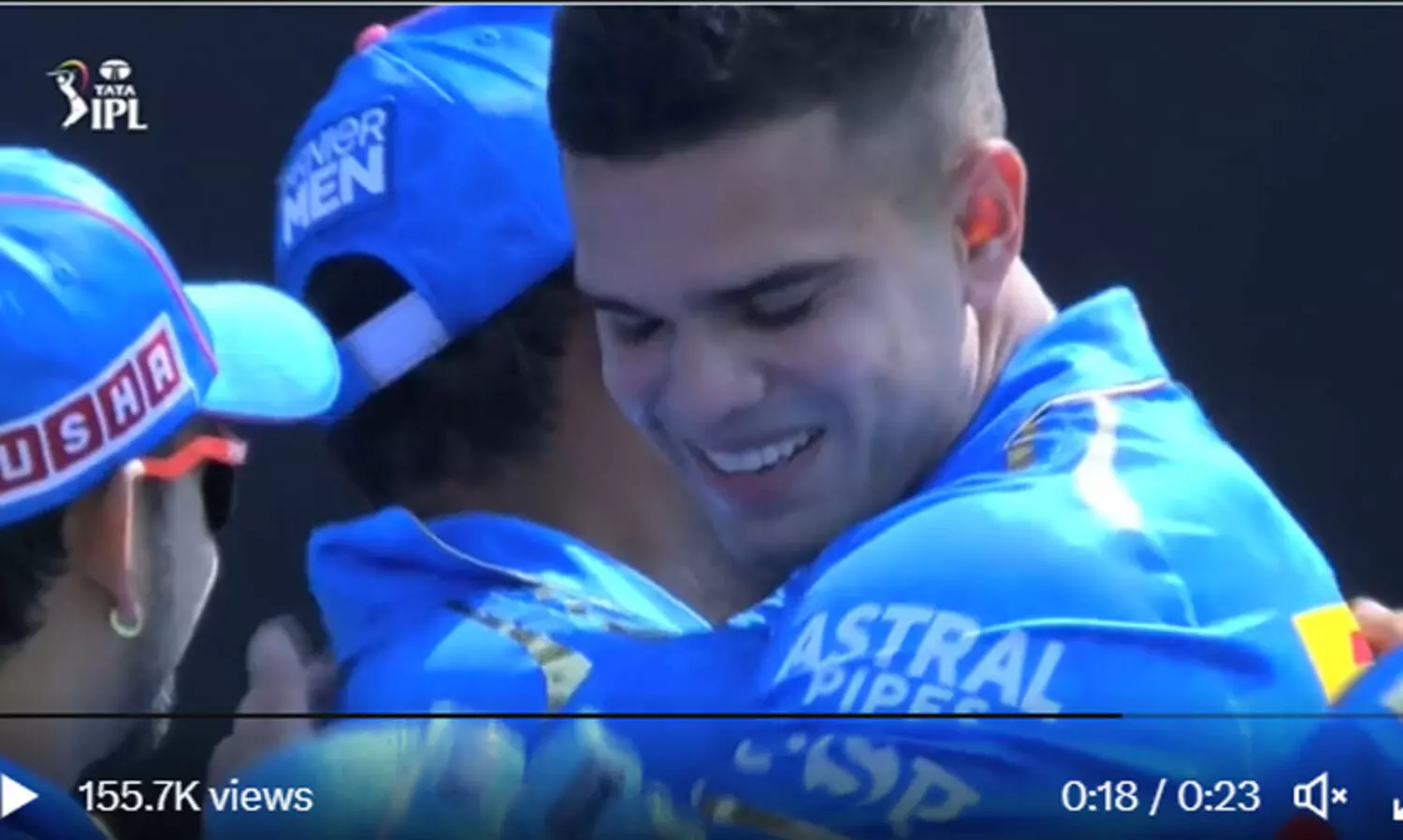 അർജുൻ ടെണ്ടുൽക്കറിന് ഐ.പി.എൽ അരങ്ങേറ്റം; ക്യാപ്പ് കൈമാറി രോഹിത് -വിഡിയോ