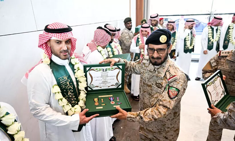 ഹൂതികൾ കൈമാറിയ സഖ്യസേനയിലെ 19 തടവുകാർ റിയാദിൽ തിരിച്ചെത്തി ഹൂതികൾ കൈമാറിയ സഖ്യസേനയിലെ 19 തടവുകാർ റിയാദിൽ തിരിച്ചെത്തി