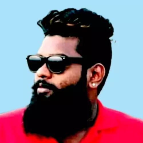 വേ​ല ക​ണ്ട് മ​ട​ങ്ങ​വെ കാ​റി​ടി​ച്ച് ബൈ​ക്ക് യാ​ത്രി​ക​ൻ മ​രി​ച്ചു