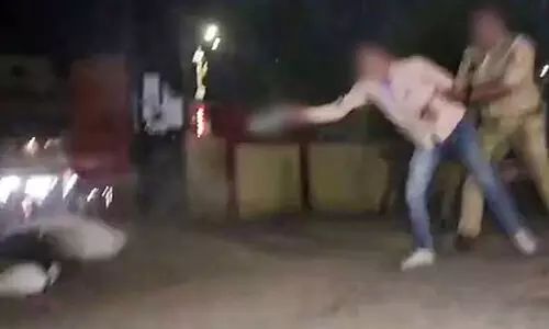 തത്സമയ കാമറകള്‍ക്ക് മുന്നില്‍, പൊലീസ് വലയത്തിൽ ഞെട്ടിപ്പിക്കുന്ന കൊലപാതകം; പിന്നാലെ ജയ് ശ്രീറാം വിളി