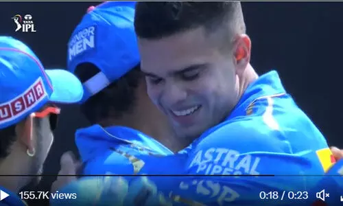 അർജുൻ ടെണ്ടുൽക്കറിന് ഐ.പി.എൽ അരങ്ങേറ്റം; ക്യാപ്പ് കൈമാറി രോഹിത് -വിഡിയോ