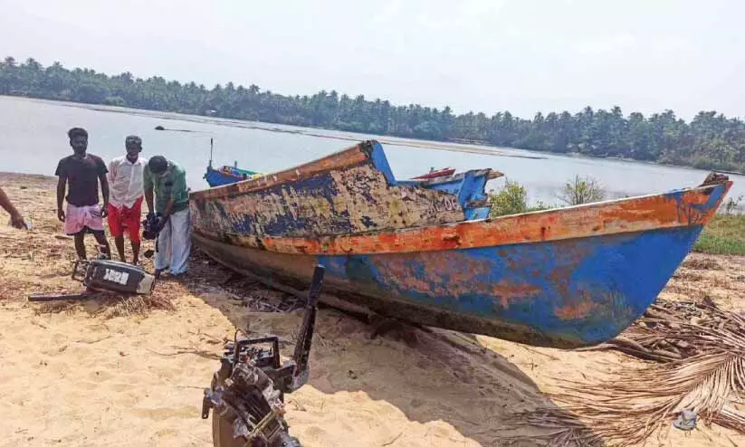 ഫൈ​ബ​ർ വ​ള്ളം മ​റി​ഞ്ഞ് ര​ണ്ട് മ​ത്സ്യ​ത്തൊ​ഴി​ലാ​ളി​ക​ൾ​ക്ക്   പ​രി​ക്ക്
