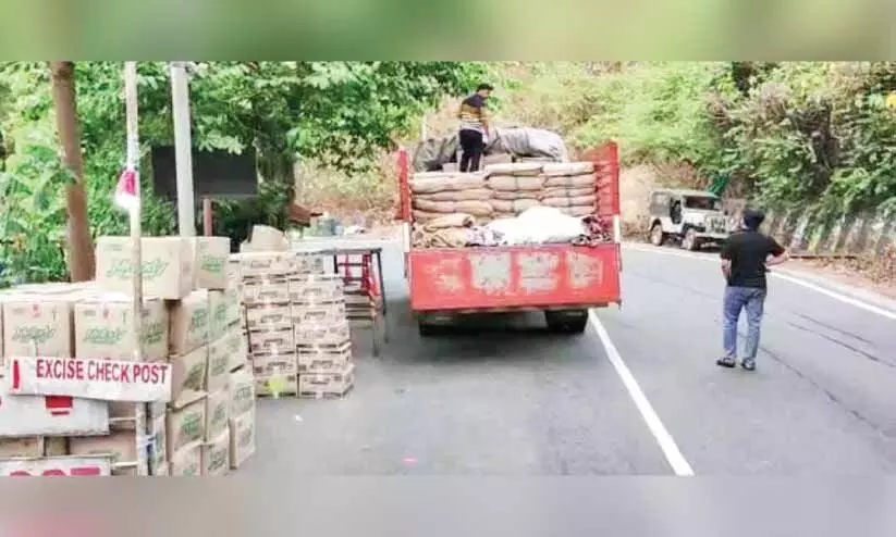 ലോറിയിൽ കടത്തിയ 3000 കിലോ ഹാൻസ് പിടികൂടി ലോറിയിൽ കടത്തിയ 3000 കിലോ ഹാൻസ് പിടികൂടി