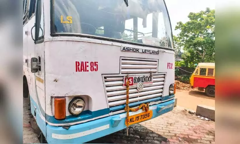 പത്തനംതിട്ട കെ.എസ്.ആർ.ടി.സി സ്റ്റാൻഡിൽ ആക്രമണം; ബസിന്റെ ലൈറ്റുകൾ അടിച്ചുപൊട്ടിച്ചു പത്തനംതിട്ട കെ.എസ്.ആർ.ടി.സി സ്റ്റാൻഡിൽ ആക്രമണം; ബസിന്റെ ലൈറ്റുകൾ അടിച്ചുപൊട്ടിച്ചു