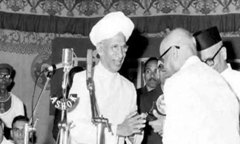 Dr Sarvapalli Radhakrishnan, former President of India, felicitating PL Vaidya, on conclusion of the project in 1966.