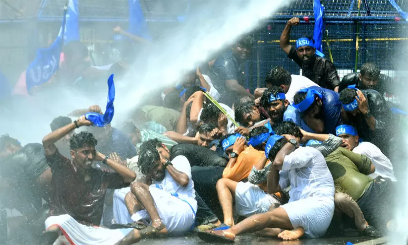 വിദ്യാഭ്യാസ മേഖലയിലെ കാവി വത്കരണം: കെ.എസ്.യു മാർച്ചിൽ സംഘർഷം വിദ്യാഭ്യാസ മേഖലയിലെ കാവി വത്കരണം: കെ.എസ്.യു മാർച്ചിൽ സംഘർഷം