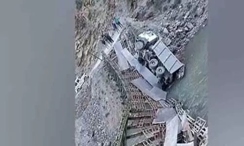 ചമോലിയിൽ ഇരുമ്പ് പാലം തകർന്ന് ട്രക്ക് നദിയിൽ വീണു