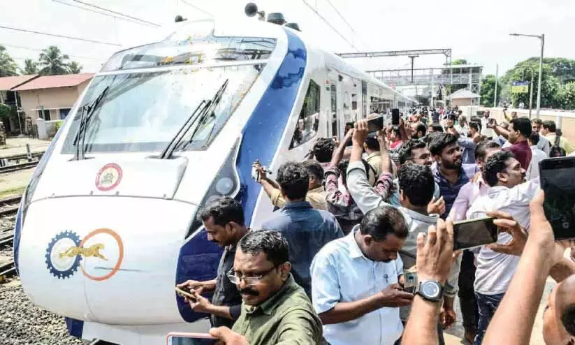 വന്ദേ ഭാരത് എക്സ്പ്രസിന് തിരൂരിൽ സ്വീകരണം നൽകി വന്ദേ ഭാരത് എക്സ്പ്രസിന് തിരൂരിൽ സ്വീകരണം നൽകി