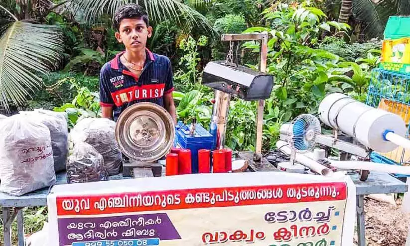 പാഴ്​വസ്തുക്കളിൽനിന്ന്​ വൈദ്യുതി ഉപകരണങ്ങൾ സൃഷ്ടിച്ച്​ ആദിത്യൻ