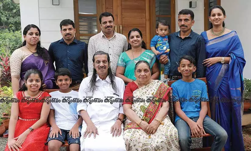↑ പന്ന്യൻ രവീന്ദ്രനും ഭാര്യ രത്നവല്ലിയും കുടുംബാംഗങ്ങൾക്കൊപ്പം ↑ പന്ന്യൻ രവീന്ദ്രനും ഭാര്യ രത്നവല്ലിയും കുടുംബാംഗങ്ങൾക്കൊപ്പം
