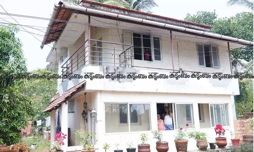 പന്ന്യൻ രവീന്ദ്രനും ഭാര്യ രത്നവല്ലിയും സ്വന്തം വീട്ടിൽ പന്ന്യൻ രവീന്ദ്രനും ഭാര്യ രത്നവല്ലിയും സ്വന്തം വീട്ടിൽ