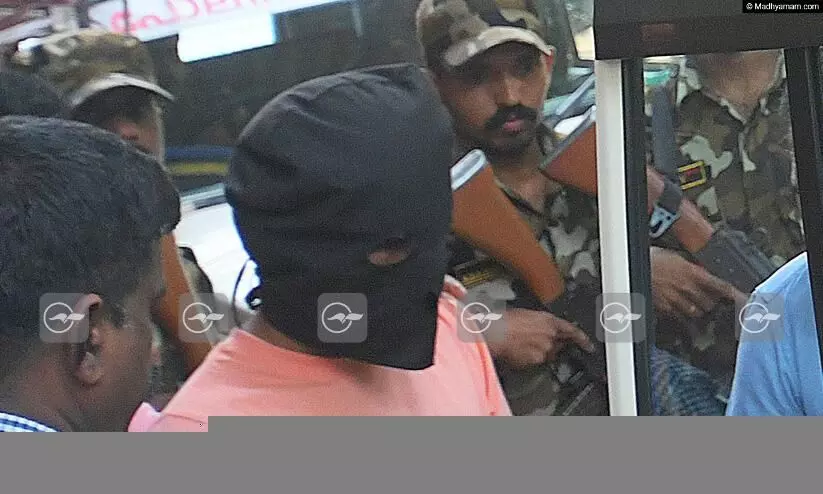 എലത്തൂർ ട്രെയിൻ തീവെപ്പ് പ്രതി വിയ്യൂർ ജയിലിൽ; കനത്ത സുരക്ഷ വേണമെന്ന് പൊലീസ് എലത്തൂർ ട്രെയിൻ തീവെപ്പ് പ്രതി വിയ്യൂർ ജയിലിൽ; കനത്ത സുരക്ഷ വേണമെന്ന് പൊലീസ്