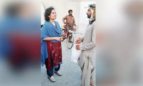 ഇ​രു​ൾ​വീ​ഴാ​ത്ത മ​ന​സ്സു​മാ​യി ഇ​ന്ദു​ലേ​ഖ​യു​ടെ കാ​രു​ണ്യ​ഹ​സ്തം