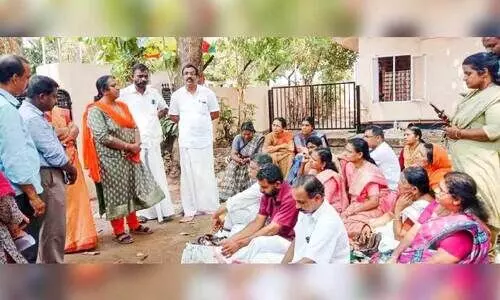 കുടിവെള്ള ക്ഷാമം; ജല അതോറിറ്റി ഓഫിസിന് മുന്നിൽ ജനപ്രതിനിധികളുടെ സമരം