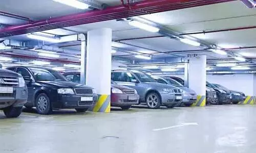 കെ​ട്ടി​ട​ങ്ങളിൽ പാർക്കിങ് ഫീസ് പിരിക്കാൻ ഉടമക്ക്​ വിലക്കില്ല -ഹൈകോടതി