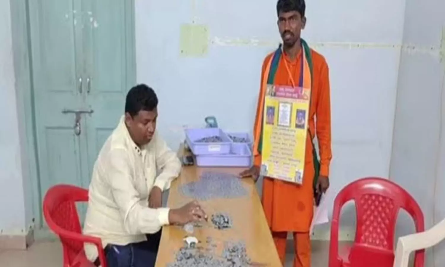 പതിനായിരം ഒറ്റ രൂപ നാണയത്തുട്ടുമായി സ്ഥാനാർഥി, കുത്തിയിരുന്ന് എണ്ണി തെരഞ്ഞെടുപ്പ് ഉദ്യോഗസ്ഥന്‍- വിഡിയോ വൈറൽ