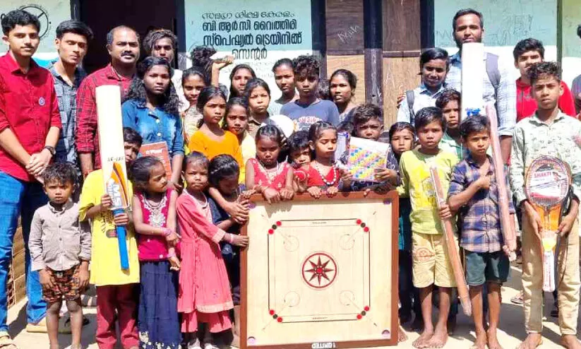 ആദിവാസി കോളനിയിൽ കായികോപകരണങ്ങൾ നൽകി