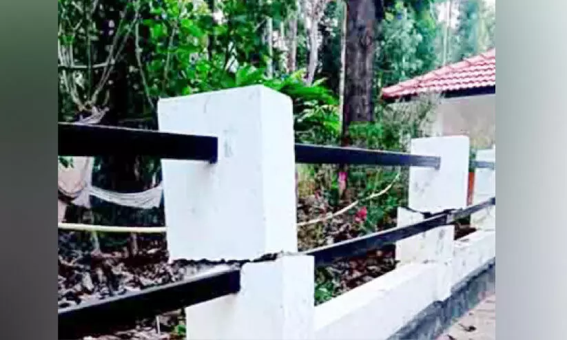 കാട്ടുപന്നിക്കൂട്ടം വീട്ടുമതില് തകര്ത്തു കാട്ടുപന്നിക്കൂട്ടം വീട്ടുമതില് തകര്ത്തു