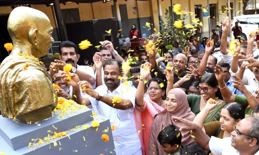 ആസാദി കാ അമൃത്: സ്കൂളുകളിൽ ഗാന്ധി പ്രതിമയൊരുങ്ങുന്നു